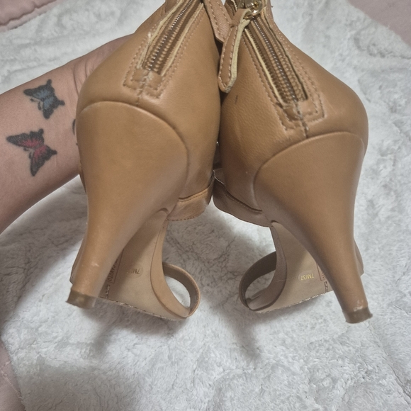 Vince Camuto Tan Heels with Modern Straps..SIZE:7M - Picture 10 of 13